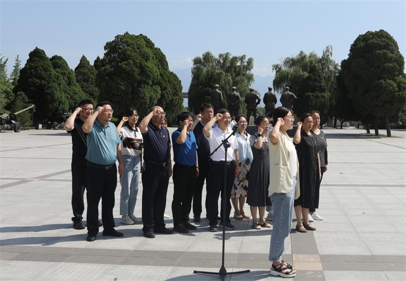 6月29日800扶眉戰(zhàn)役紀念館重溫入黨誓詞.jpg